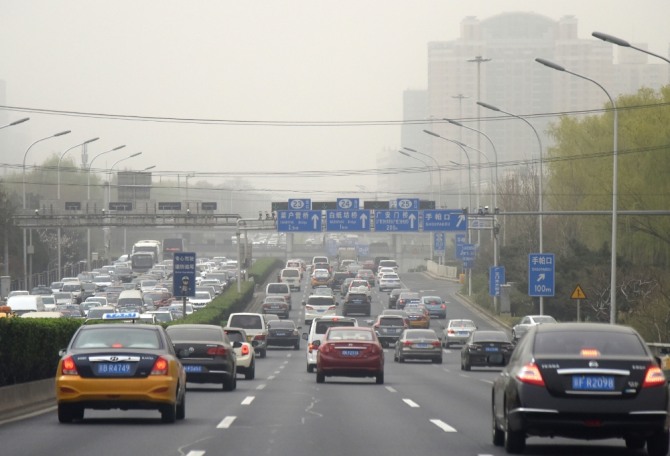 초미세먼지 농도가 심각한 베이징 시내를 차들이 달리고 있다. 사진=뉴시스