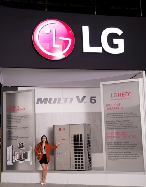 LG전자가 현지시간 14일부터 16일까지 미국 조지아주 애틀란타에서 열리는 북미 최대 공조전시회 'AHR 엑스포 2019'에서 지역특화 전략제품을 대거 선보였다. 모델이 LG전자 시스템 에어컨 대표제품인 '멀티브이 5세대(Multi V 5)' 제품을 소개하고 있다.