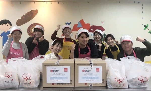 지난해 11월 1담당 1나눔 활동으로 복지시설에 기부되는 사랑의 빵 만들기 봉사를 진행한 LG유플러스 임직원들의 모습. (사진=LG유플러스)