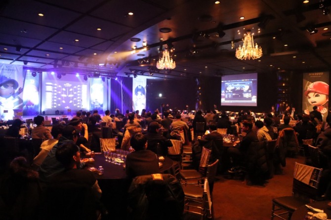 넷마블은 지난 12일 서울 영등포 타임스퀘어 아모리스홀에서 온라인 야구게임 '2018 마구마구 최강자전'의 파이널매치 왕중왕전’을 성황리에 개최했다.