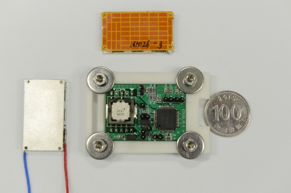 한국전자통신연구원이 체온으로 전기를 만드는 열전소자를 개발했다. 이 소자를 이용해 만든 패치는 5 X 11cm로 100원짜리 동전 두 개 크기와 비슷하다. (사진=ETRI)