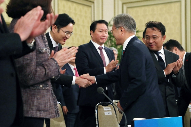 문재인 대통령이 15일 오후 청와대 영빈관에서 열린 '2019년 기업인과의 대화'에 참석해 이재용 삼성전자 부회장과 인사하고 있다.