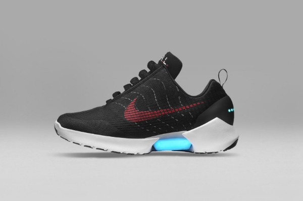 나이키가 2016년 발매한 자동 끈 조절 운동화 '하이퍼어댑트 1.0(HyperAdapt 1.0)'은 내장된 센서로 사람의 몸무게와 발 크기를 측정해 자동으로 신발끈을 알맞게 조여준다. (사진=나이키미국홈페이지)