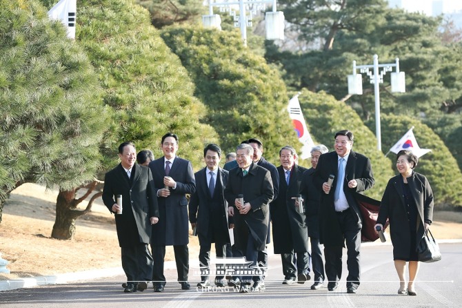 문재인 대통령이 15일 오후 청와대 영빈관에서 주요 기업인들과 대화 후 청와대 경내를 산책하고 있다. 왼쪽 두 번째가 이재용 삼성전자 부회장이다. 사진=청와대