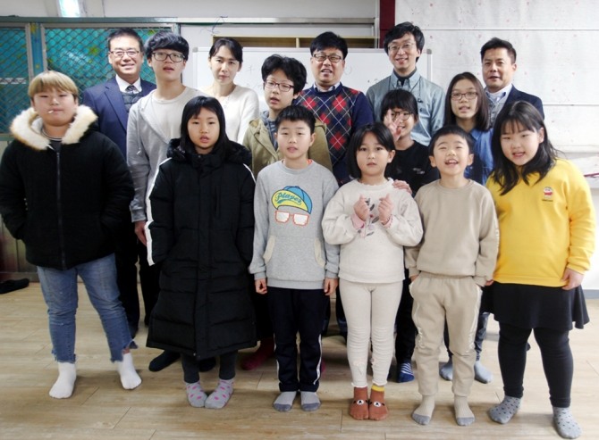 지난 15일 열린 '지역아동센터 기부금 전달식'에 참석한 스타트업 대표들과 한믿음지역아동센터 아이들이 기념사진을 찍고 있다. 사진=한국국토정보공사(이하 LX)