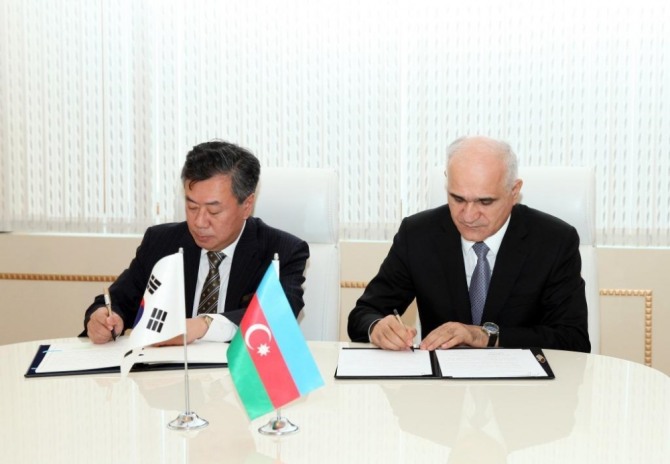 한국과 아제르바이잔 정부가 무상 원조에 관한 기본 협약을 체결했다. 이에 따라 74개 한국기업이 아제르바이잔 정부 프로젝트에 참여하게 된다. 사진은 한국의 아제르바이잔 주재 김동업 대사(왼쪽)와 샤힌 무스타예프 아제르바이잔 경제개발부 장관이 협약에 서명하는 모습. 