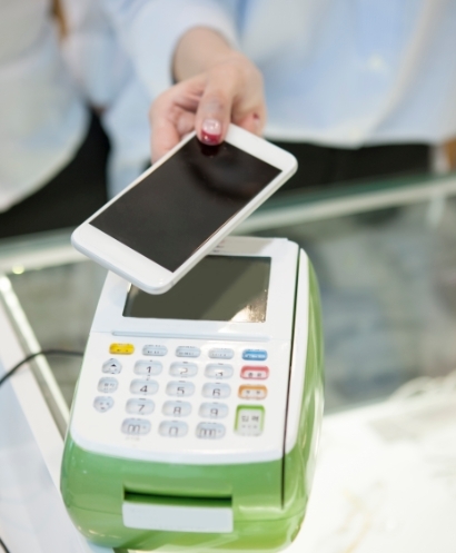 간편결제를 통해서도 소액에 한해 신용결제를 할 수 있도록 하는 방안이 추진되면서 카드업계가 울상을 짓고 있다.