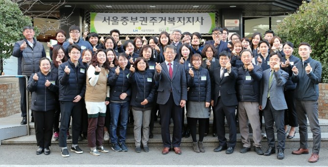 지난 17일 열린 서울중부권 주거복지지사 현판식에서 박상우 LH 사장(앞줄 가운데)과 관계자들이 기념사진을 찍고 있다. 사진=한국토지주택공사(이하 LH)