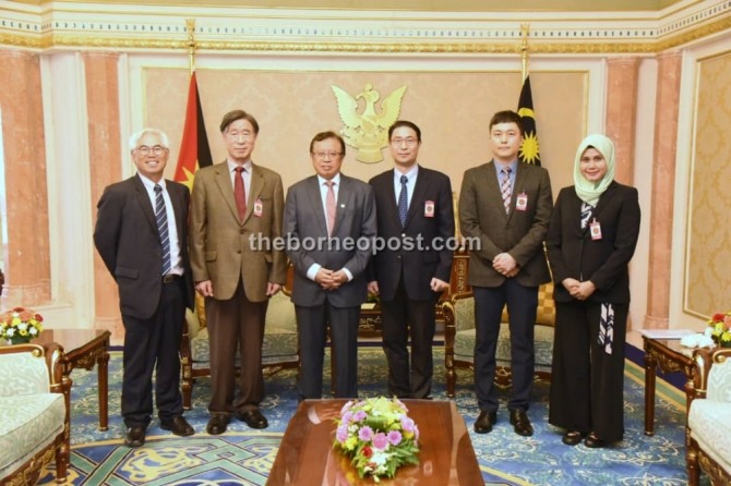 이부섭 동진쎄미켐 회장 겸 최고경영자(CEO.왼쪽 두 번째)가 17일 말레이시아 의회 수석 장관을 예방하고 기념사진 촬영을 위해 포즈를 취하고 있다. 사진=보르네오 포스트
