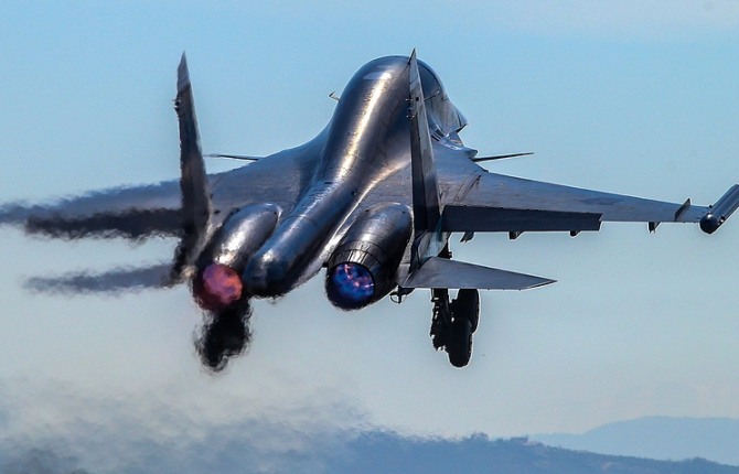 강력한 화염을 내뿜으며 이륙하는 Su-34. 사진=타스통신
