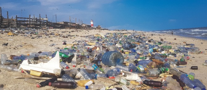 EU의 1회용 플라스틱 제품 폐기 법안 통과로 대체용품이 쏟아져 나오기 시작했다. 앞으로 유럽에서 원유 기반의 플라스틱 제품은 통하지 않는다. '제조자 부담 원칙'에 따라 폐기물 처리 비용은 업체가 부담해야 한다.