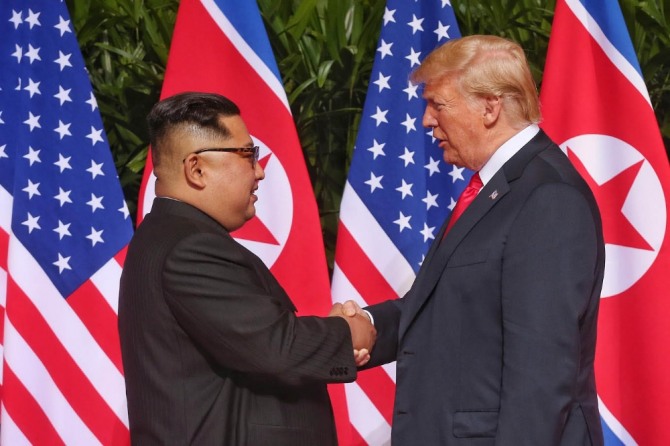 역사적 첫 북미정상회담이 열린 2018년 6월 12일 오전 회담장인 카펠라 호텔에 북한 김정은 위원장과 미국 트럼프 대통령이 회담을 위해 만나고 악수를 나누고 있다. 사진=뉴시스
