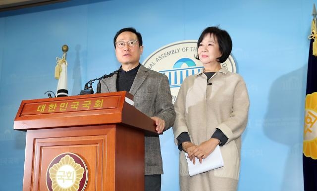 손혜원 더불어민주당 의원(오른쪽)이 20일 기자회견을 통해 당적 포기 의사를 밝혔다.이날 손의원은 탈당을 시사했다.