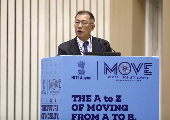 정의선 현대차 수석부회장이 지난해 9월 7일 인도에서 열린 '무브(MOVE) 글로벌 모빌리티 서밋'에서 현대차를 스마트 모빌리티 솔루션 제공 업체로 탈바꿈하겠다고 밝히고 있다.  사진=뉴시스