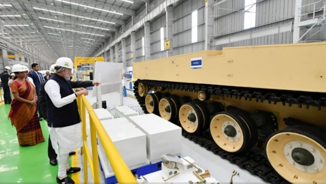 인도 하지라 K9바지라 생산공장을 둘러보는 인도 모디 총리. 사진=모디총리 트위터