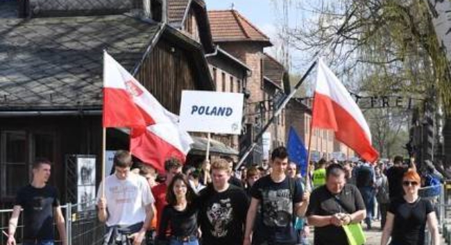 사진은 아우슈비츠서 '홀로코스트' 추모 행진을 하는 모습. 