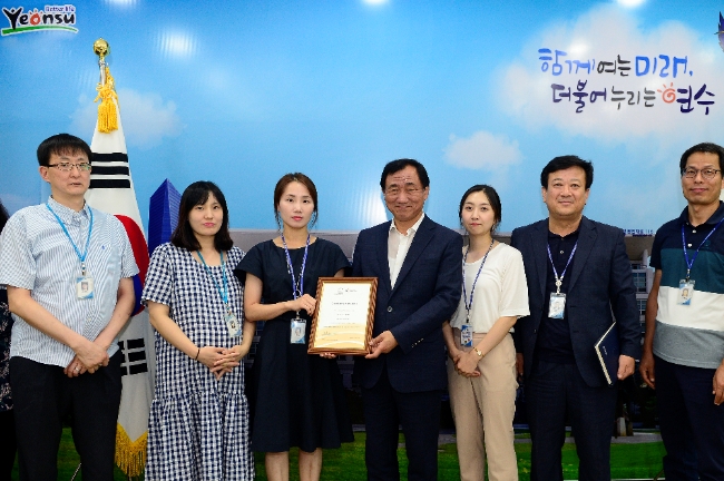 사진=고남석 연수구청장이 직원들과  제7회 대한민국 평생학습박람회 유치에 나서고 있다.