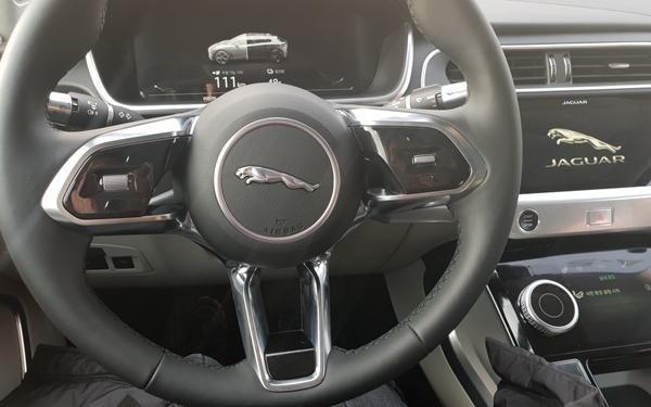 재규어 특유의 디자인이 적용된 I-PACE 핸들 모습/김소희 기자=사진