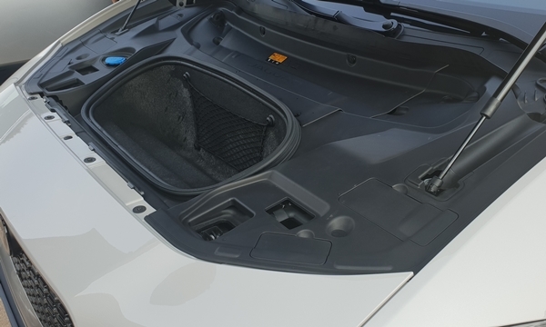 엔진룸 대신 추가 수납이 가능하도록 마련된 보닛의 27L 규모 공간/김소희 기자=사진