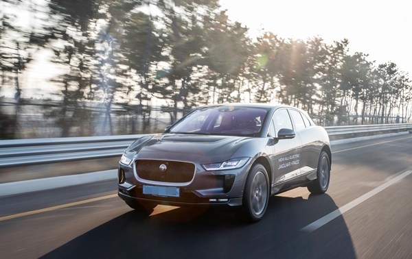 도로를 달리는 I-PACE 모습은 마치 스포츠카와 같아 보인다./재규어랜드로버코리아=제공