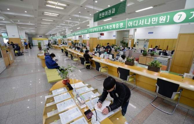 동대문구가 국민권익위와 행정안전부에서 실시한 '2018 민원서비스 종합평가'에서 종합순위 전국 상위 10% 이내인 평가등급 S등급을 받아 민원업무를 가장 잘 처리한 최우수 기관으로 선정됐다. 사진은 동대문구청 민원실 모습.