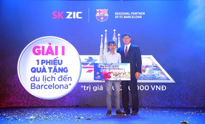 SK지크의 프로모션 캠페인에서 행운의 1등상을 거머쥐게 된 구옌 보 타이(왼쪽)가 지난 14일 홍대희 부사장과 시상식에서 나란히 포즈를 취하고 있다. 구예 보 타이는 이날 상금으로 바르셀로나를 여행할 수 있는 1억8000만 베트남 동을 받았다.   
