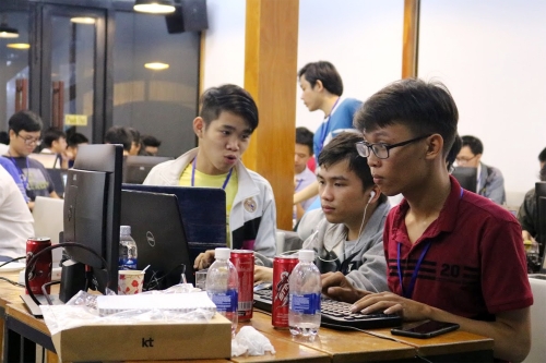 해커톤에 참가한 베트남 개발자들이 개발에 열중하고 있다.(사진=KT)