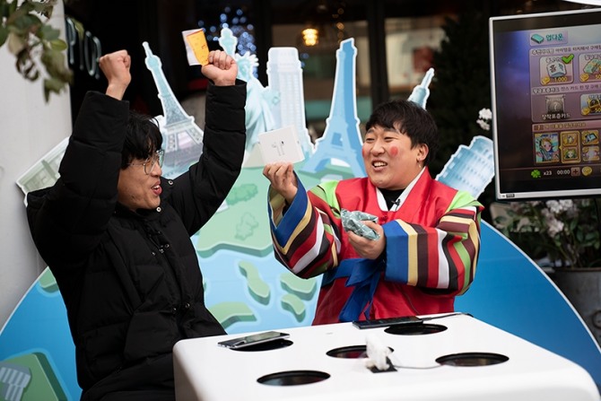 넷마블은 지난 21일 서울 마포구 카페에서 모바일 캐주얼 보드게임'모두의마블' 오프라인 이벤트 '띵동 모마 왔어요!' 신년운세편을 진행했다.