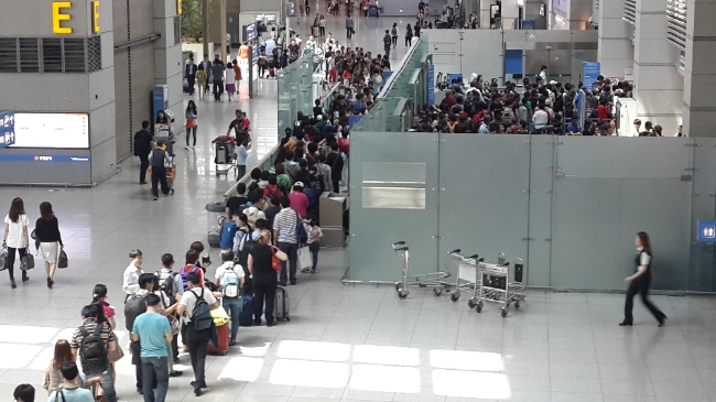 사진은 해외여행객으로 붐비는 인천국제공항 출국장.