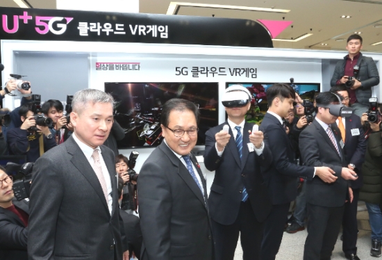 유영민 과학기술정보통신부 장관(우측)과 하현회 LG유플러스 부회장이 5G 클라우드 VR게임을 체험하고 있다.(사진=LG유플러스)