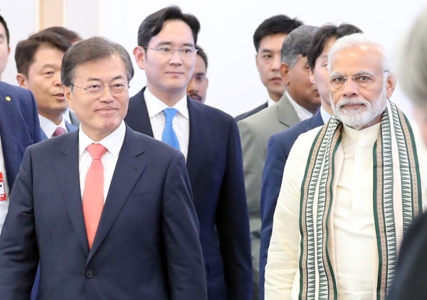 문재인 대통령과 나렌드라 모디(Narendra Modi) 인도 총리, 이재용 삼성전자 부회장이 지난해 7월 9일(현지시간) 뉴델리 인근 노이다 공단에서 개최된 ‘삼성전자 제2공장 준공식'에 참석하고 있다. (사진=뉴시스)
