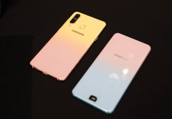 삼성전자가 21일 중국에서 발표한 '갤럭시A8s FE'의 외관이다. 그라데이션 색상이 적용된 핑크 골드와 핑크 블루 2개 모델로 중국 여성 소비자를 겨냥했다.(사진=웨이보)