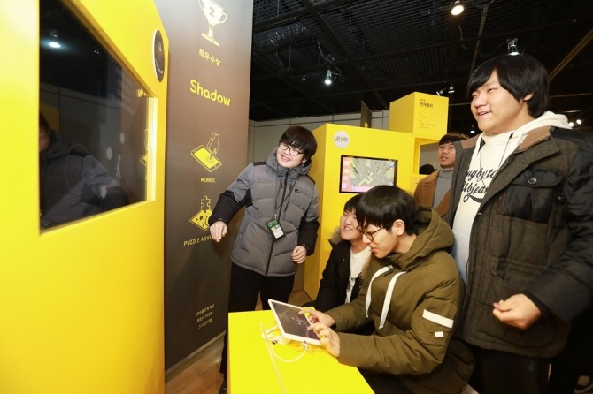 넷마블 게임아카데미 3기 전시회 방문객들이 전시작품을 체험하고 있다.