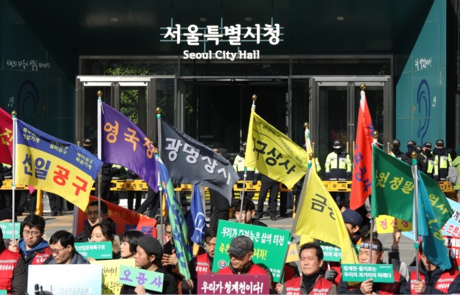 지난 23일 서울시청 앞에서 청계천·을지로보존연대 참석자들이 세운3구역 재개발 반대 집회를 열고 청계천·을지로 장인들과 상인들의 살아있는 역사를 보존하라고 요구하고 있다. 사진=뉴시스