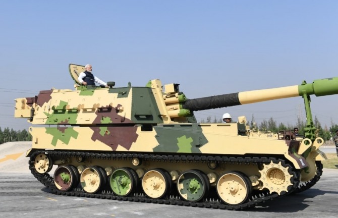 나렌드라 모디 총리가 K9.바지라 생산공장 준공식에서 직접 K9,자주포에 탑승했다 .사진=모디총리 트위터