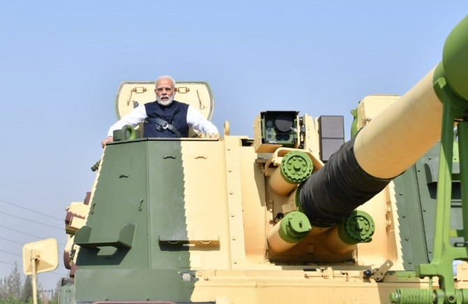 K9.바지라 자주포에 탑승한 나렌드라 모디 인도 총리. 사진=모디총리 트위터