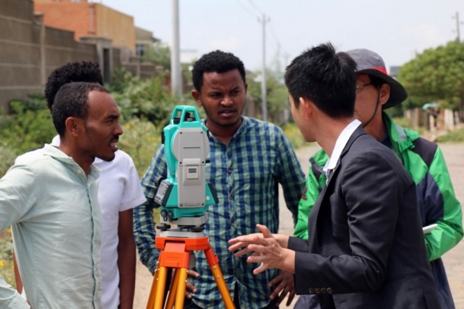 LX 직원이 에티오피아에서 국내 공간정보 기술을 활용해 시범지역 데이터 구축을 위한 현장측량을 실시하고 있다. 사진=한국국토정보공사(이하 LX)