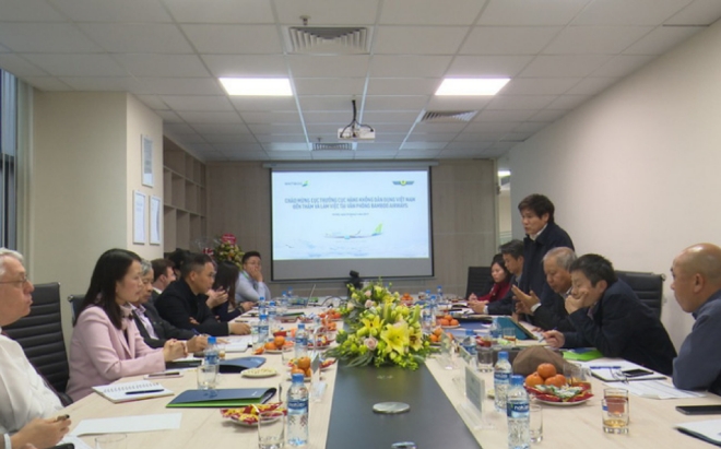 베트남 항공국 관계자들이 뱀부항공 하노이 사무실을 방문해 향후 노선개발 등을 논의하고 있다.