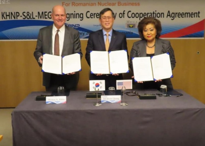 정재훈 한국수력원자력 사장(가운데)이 지난 25일 루마니아 수도 부카레스트에서 미국 엔지니어링 기업 사전트앤룬디(S&L)와 협력을 위한 협략을 체결하고 기념사진을 찍고 있다. 사진=정재훈 사장 페이스북