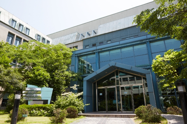 KAIST 경영대학이 지난 28일 국제경영대학발전협의회(AACSB)로부터‘경영학교육 국제인증’을 획득했다고 29일 밝혔다. 지난 2003년 첫 인증을 받은 이후 2008년과 2014년에 이어 올해까지 4회 연속 AACSB 인증을 획득했다. 사진은 카이스트 경영대학. (사진=KAIST)