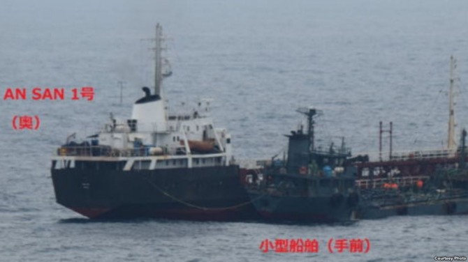 유엔 제재 대상인 북한 선박 안산 1호가 선적불명의 소형 선박과 호스를 연결한 채 해상에 떠 있다.사진=일본 외무성