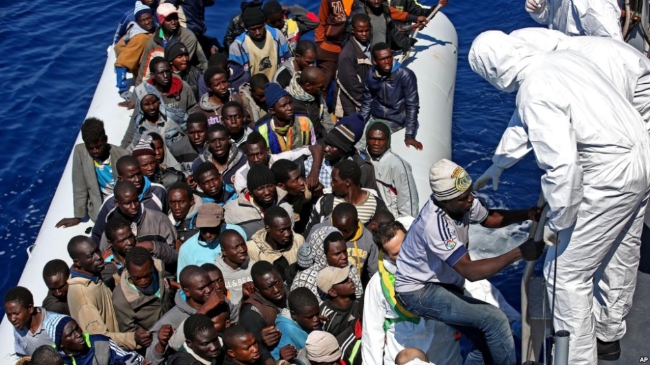 사진은 지중해에서 난민들이 구조되는 모습.