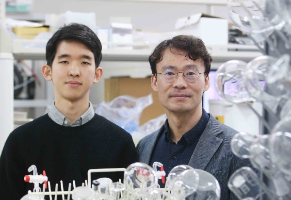 연구에 참여한 (왼쪽부터) 추현원 연구원과 김희탁 교수.(사진=KAIST)