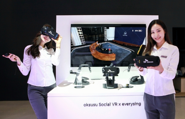 SK텔레콤은 29일부터 31일까지 ‘한국 전자IT산업 융합 전시회’에서 5G 콘텐츠를 전시한다. 사진은 전시 부스에서 모델들이 '옥수수 소셜(Oksusu Social) VR'을 체험하고 있는 모습이다.(사진=SK텔레콤)
