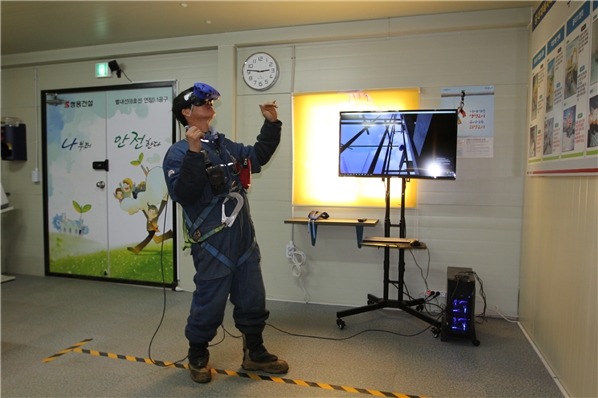 건설현장 근로자가 서울시의 안전사고 예방 가상체험(VR) 체험교육을 받고 있는 모습. 사진=서울시