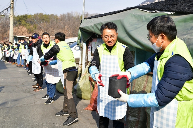 김인태 마케팅부문 부행장(오른쪽 두 번째)과 1004봉사단은 30일 중계동 백사마을을 찾아 연탄을 배달했다. 사진=NH농협