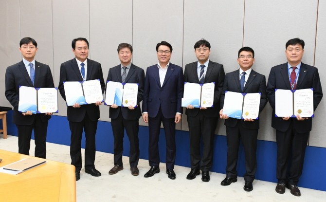 포스코 최정우 회장(가운데)이 31일 서울 포스코센터에서 기업시민봉사상 첫 수상자들과 함께 기념촬영을 하고 있다. 사진=포스코