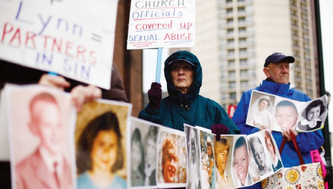 사진은 지난 2017년 7월 ‘가톨릭 사제 아동성추행 피해자 지원 네트워크’(SNAP) 회원들이 항의시위를 하는 모습.