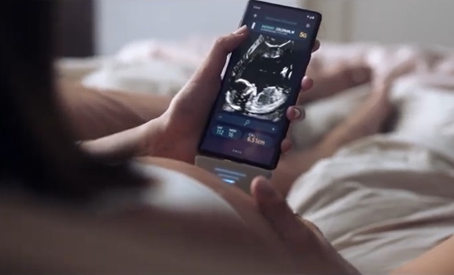 삼성 갤럭시S10발표를 앞두고 등장한 티저 영상에는 삼성폰으로 배속 태아의 초음파 영상을 보는 임산부 모습도 등장한다.(사진=유튜브캡처)