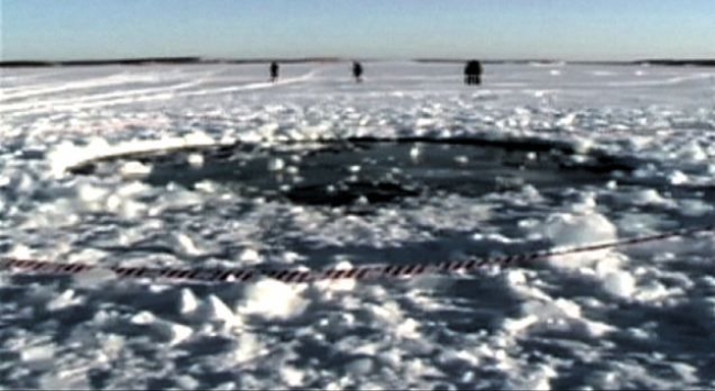 사진은 지난 2013년 러시아에 내린 운석우로 인해 발생한 거대한 얼음구멍 모습.